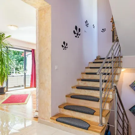 Βίλα Lelaina Near Pula With Private Pool And 3 Km From The *
