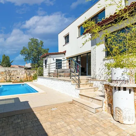 Lelaina Near Pula With Private Pool And 3 Km From The