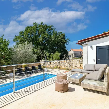 Villa Lelaina Near Pula With Private Pool And 3 Km From The