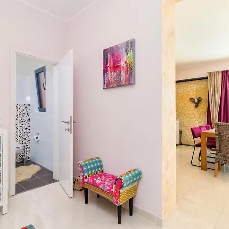 Βίλα Lelaina Near Pula With Private Pool And 3 Km From The *