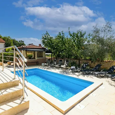 Lelaina Near Pula With Private Pool And 3 Km From The Villa