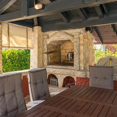 Βίλα Lelaina Near Pula With Private Pool And 3 Km From The *