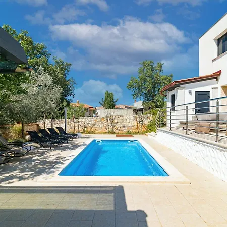 Lelaina Near Pula With Private Pool And 3 Km From The *