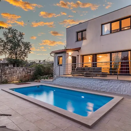 Lelaina Near Pula With Private Pool And 3 Km From The