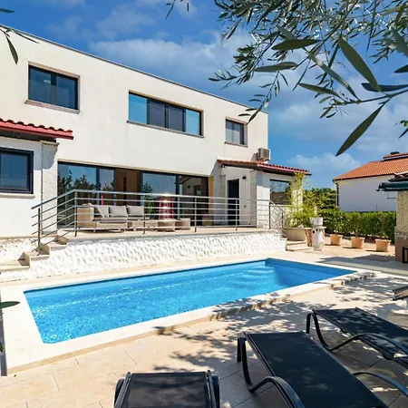 Lelaina Near Pula With Private Pool And 3 Km From The Villa *