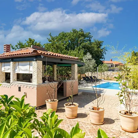 Lelaina Near Pula With Private Pool And 3 Km From The Villa Segotici