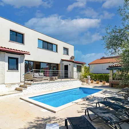 Lelaina Near Pula With Private Pool And 3 Km From The Segotici