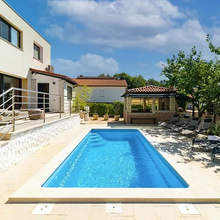 Βίλα Lelaina Near Pula With Private Pool And 3 Km From The