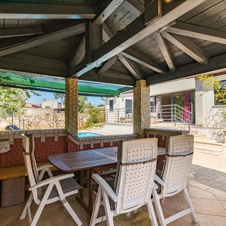 Lelaina Near Pula With Private Pool And 3 Km From The Villa Segotici