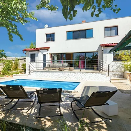 Lelaina Near Pula With Private Pool And 3 Km From The *