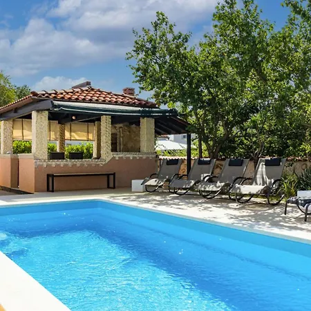 Lelaina Near Pula With Private Pool And 3 Km From The Villa *