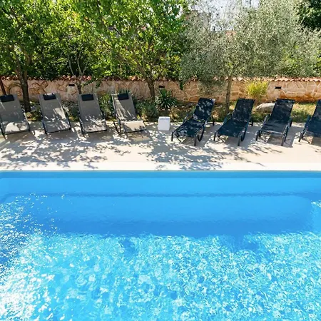 Βίλα Lelaina Near Pula With Private Pool And 3 Km From The
