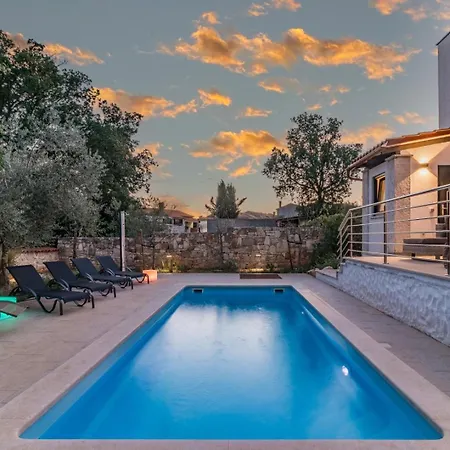 Lelaina Near Pula With Private Pool And 3 Km From The *