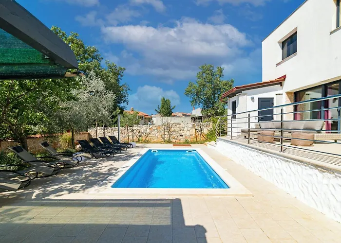 Lelaina Near Pula With Private Pool And 3 Km From The *